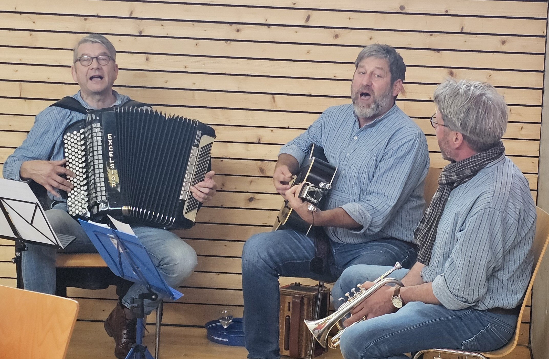 Insturmente, Herren an Instrumenten und am singen | © Irène Burkard