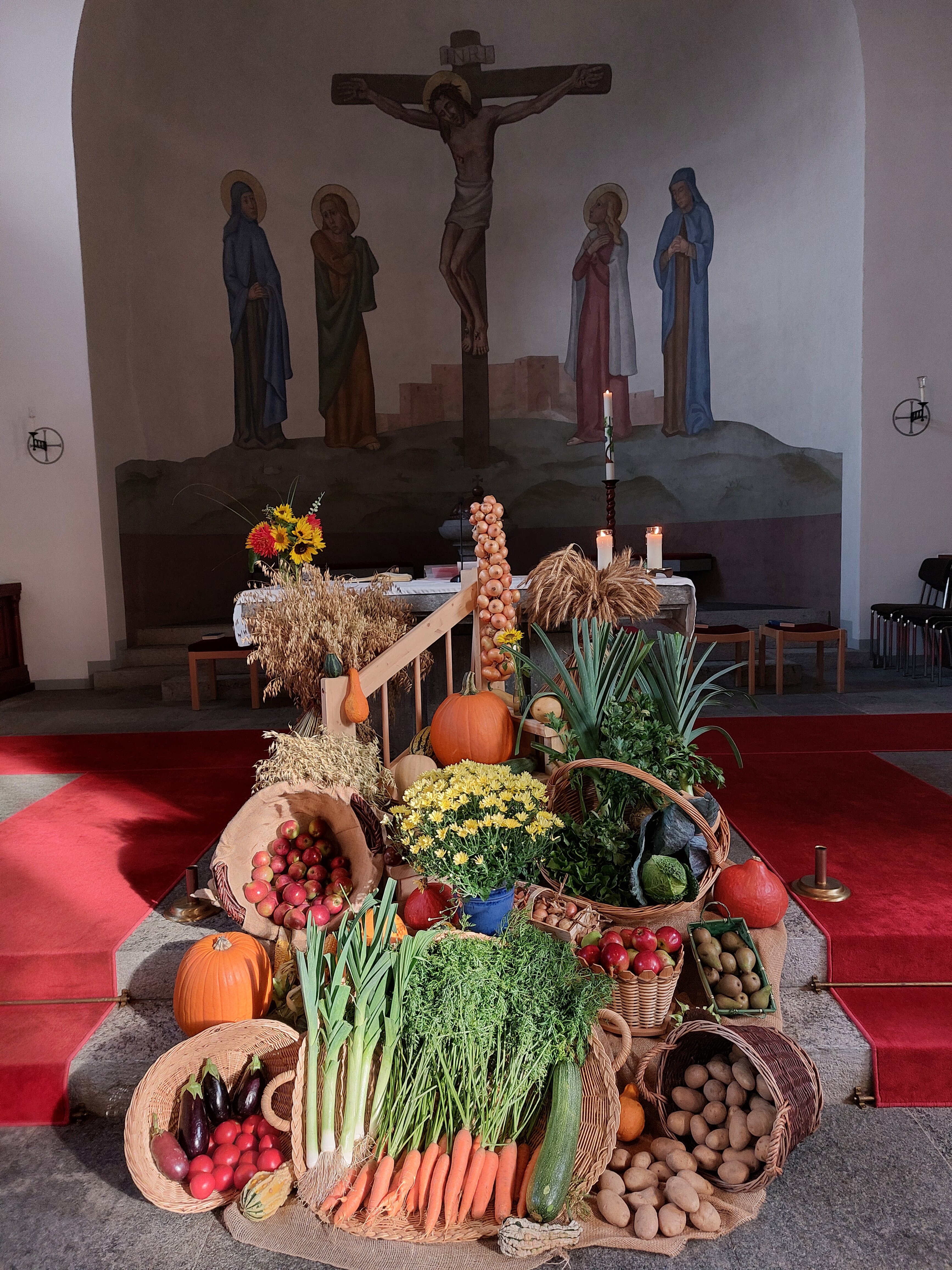 Altarraum, Früchte, Gemüse, Erntedank-Dekoration | © Bruno Hübscher